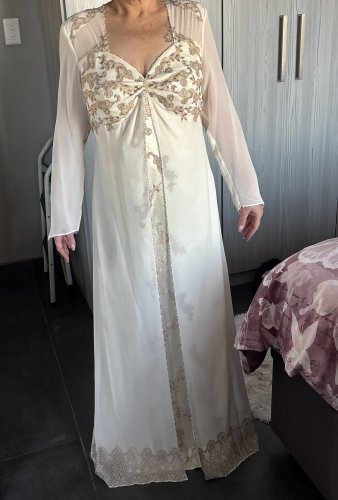 Ivory wedding dress with golden lace. Size 42 (XL-XXL) Never been worn