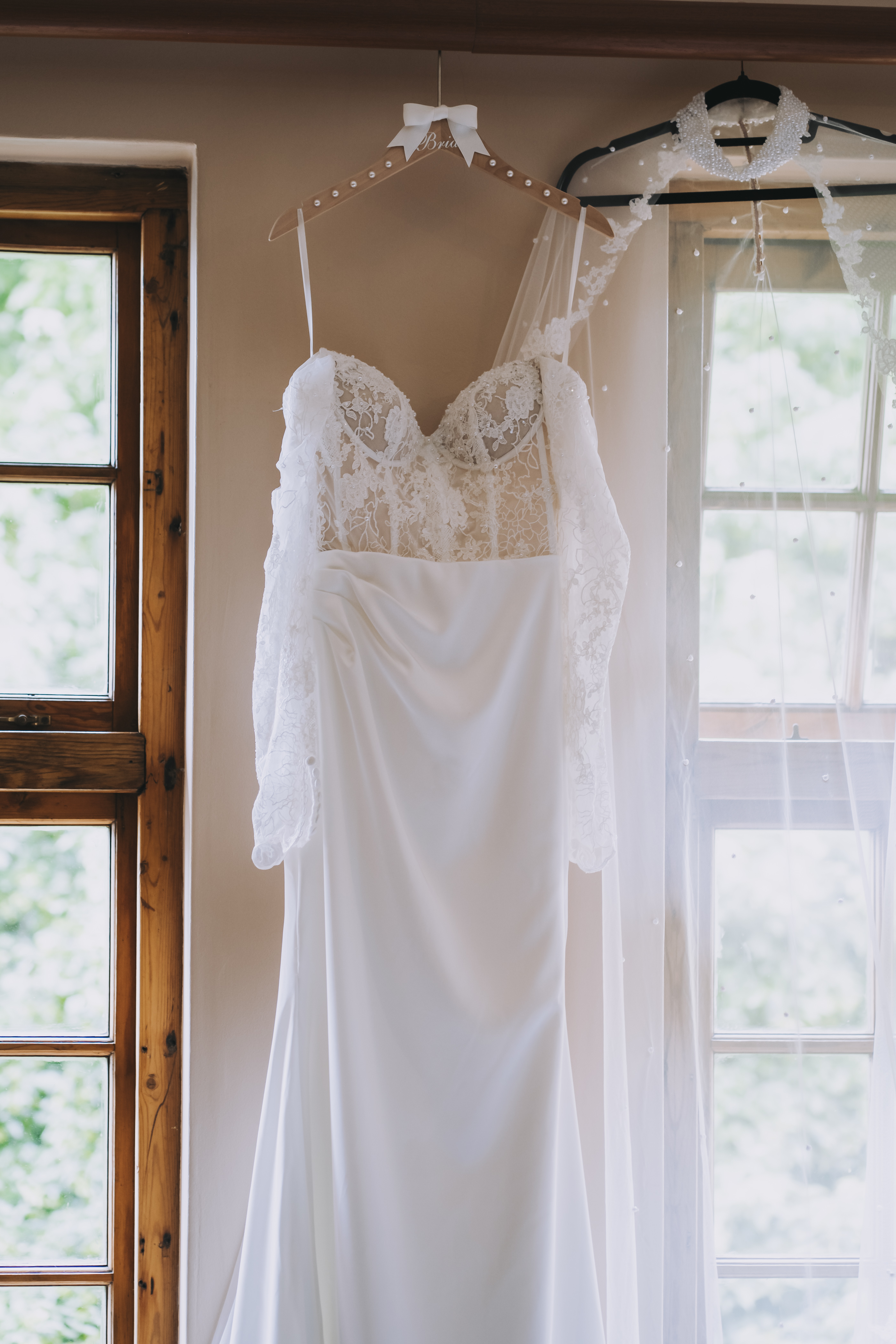 White fitted silhouette lace and pearl bodice wedding dress, size 6/8 