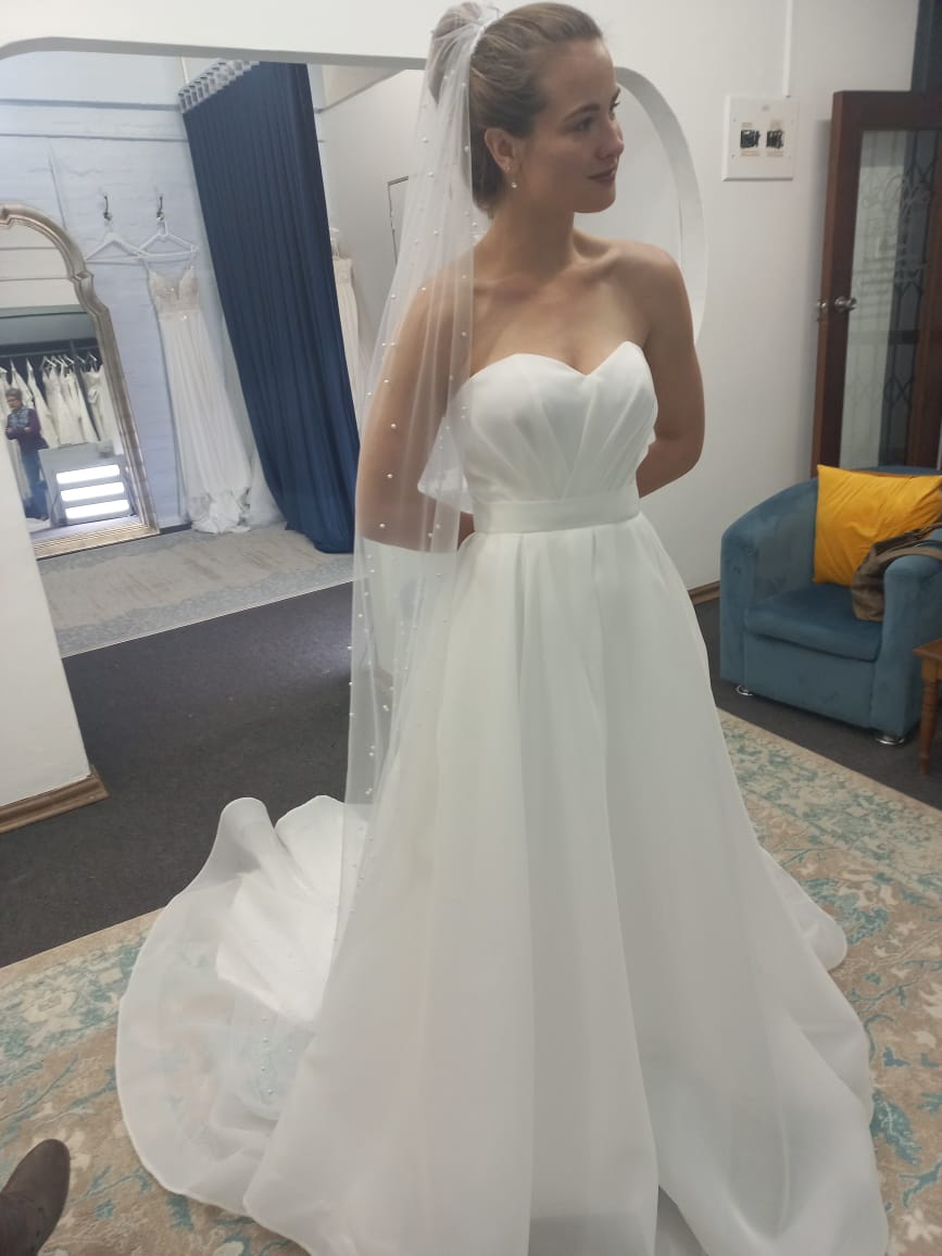 🤍 Wedding Dress + Pearl Veil – Worn Once – Professionally Cleaned