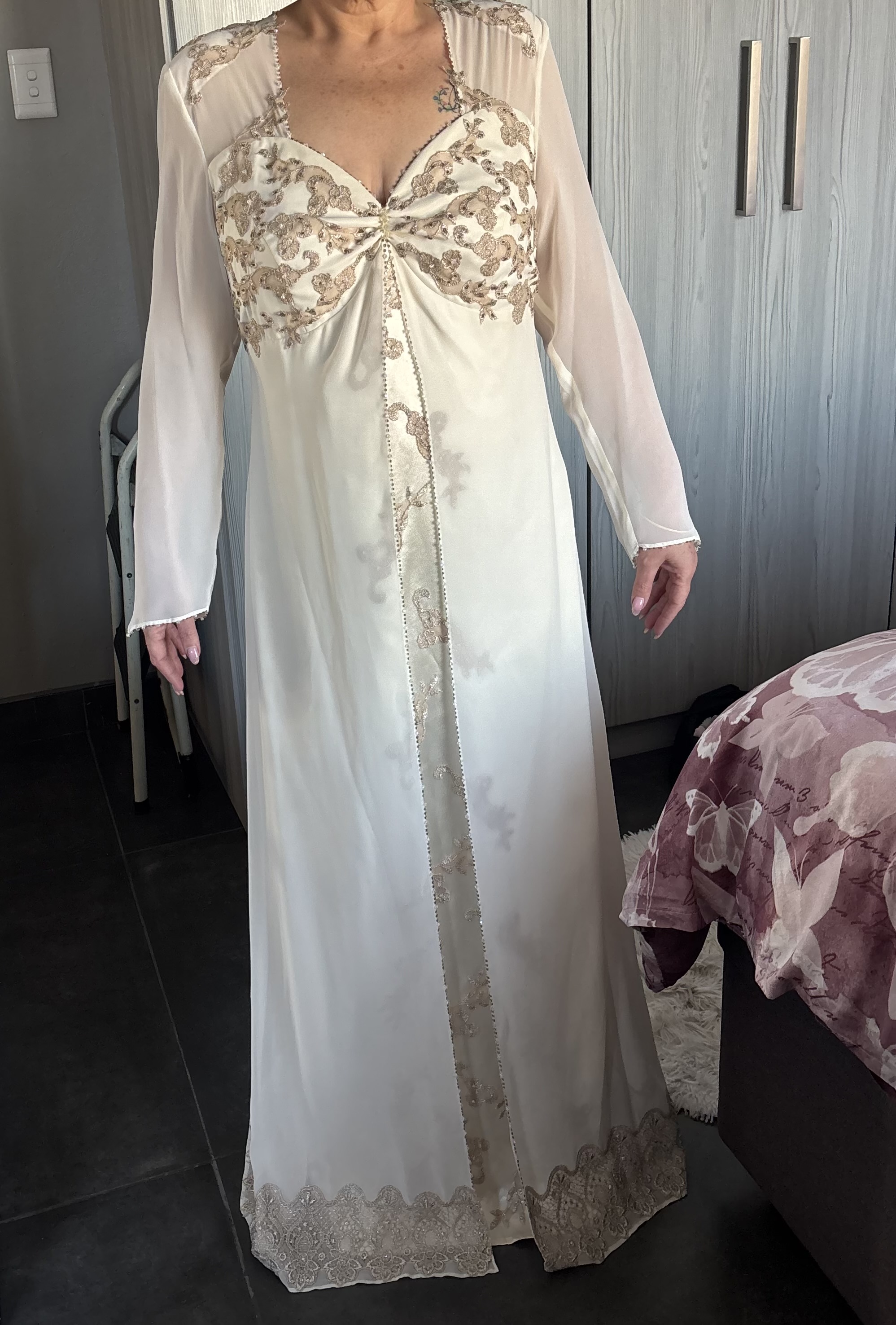 Ivory wedding dress with golden lace. Size 42 (XL-XXL) Never been worn