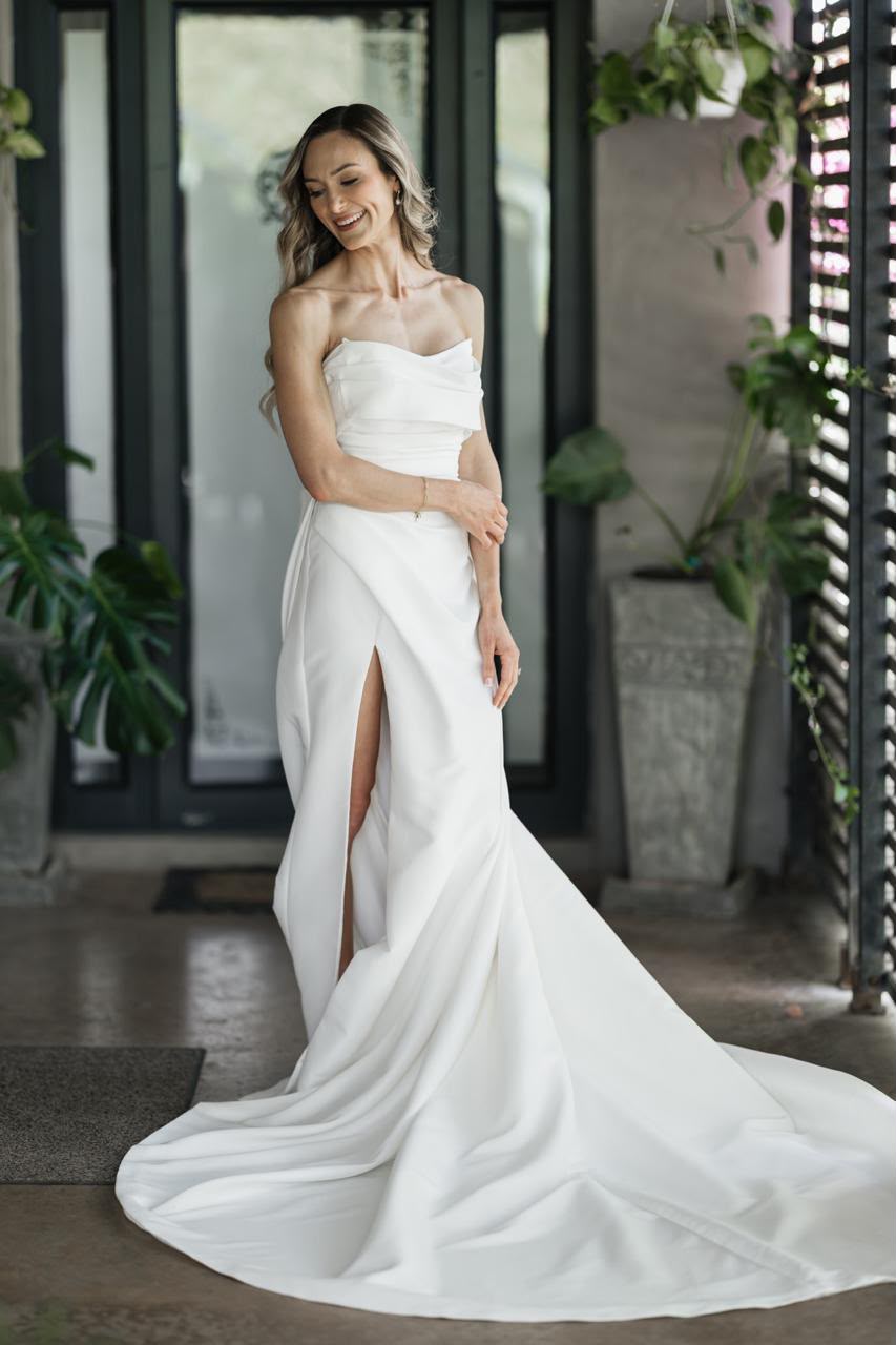 Elegant Wedding Dress with Train – Size 8